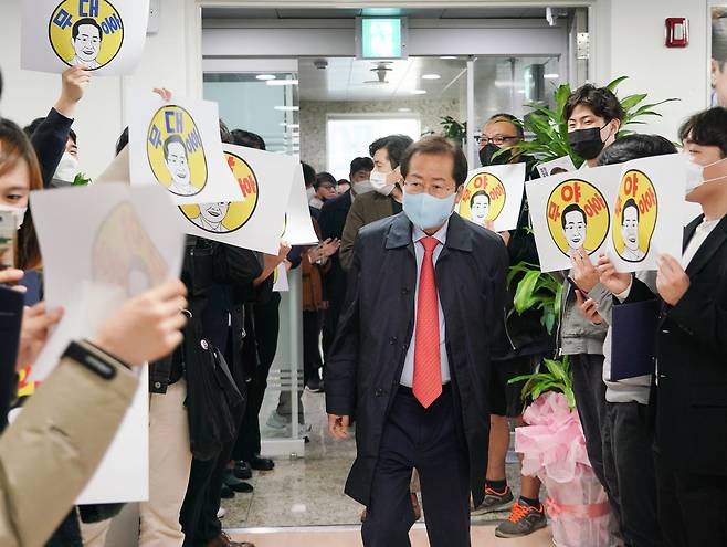 지난달 23일 국민의힘 홍준표 당시 대선 경선 후보가 서울 여의도 캠프 사무실에서 열린 2030 자원봉사단 '홍카단' 임명장 수여식이 끝난 뒤 자원봉사단의 환영을 받으며 사무실로 들어서고 있다. /연합뉴스