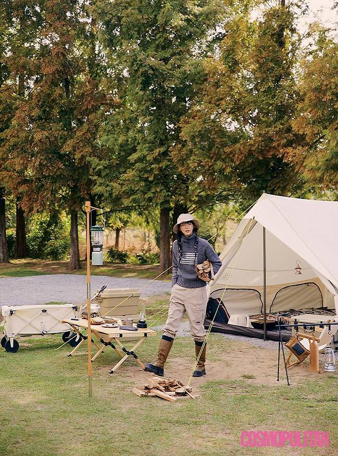 터틀넥 스웨터 50만원대 폴로 랄프 로렌. 팬츠 9만9천원대 뉴발란스. 모자 5만9천원 K2. 롱부츠 50만원대 아르켓. 텐트 97만원 코오롱스포츠. 카트 가격미정, 테이블 8만9천원 모두 디어디어. 테이블 위에 올려진 램프 5만9천원, 텐트에 걸린 램프 3만8천원 모두 스노우라인. 나머지 아이템 포토그래퍼 소장품.