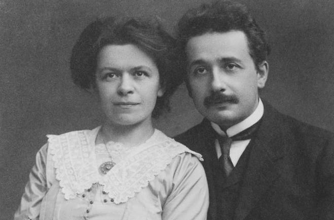 아인슈타인은 광전효과를 성공적으로 설명한 공로로 1921년 노벨 물리학상을 단독으로 수상했다. 사진은 1912년 첫 아내 밀레바 마리치와 아인슈타인. 미국의회도서관 제공