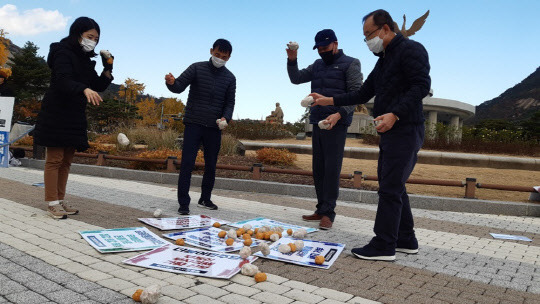 11일 서울 종로구 청와대 일대에서 무주택자들이 '집값 폭등 5적'에게 모형 계란을 던지는 퍼포먼스를 펼치고 있다. <집값정상화시민행동 제공>