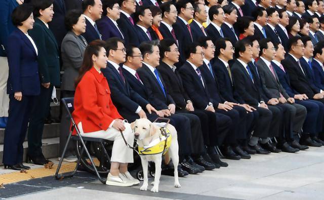 김예지 의원과 안내견 '조이'가 맨 앞줄에서 박병석 국회의장 및 의원들과 기념촬영을 하고 있다. 오대근 기자