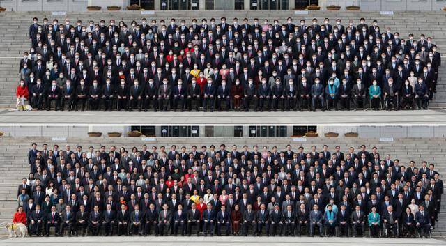 박병석 국회의장을 비롯한 21대 국회의원들이 11일 오후 서울 여의도 국회 본청 앞 계단에서 마스크를 쓰고(위) 마스크를 벗고 두 번의 단체사진 촬영을 하고 있다. 오대근 기자