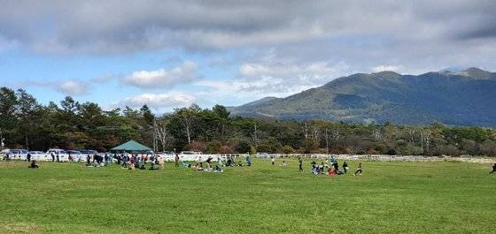 목장 풀맡에 모여있는 초등학생들. 임간학교에 온 아이들이다.