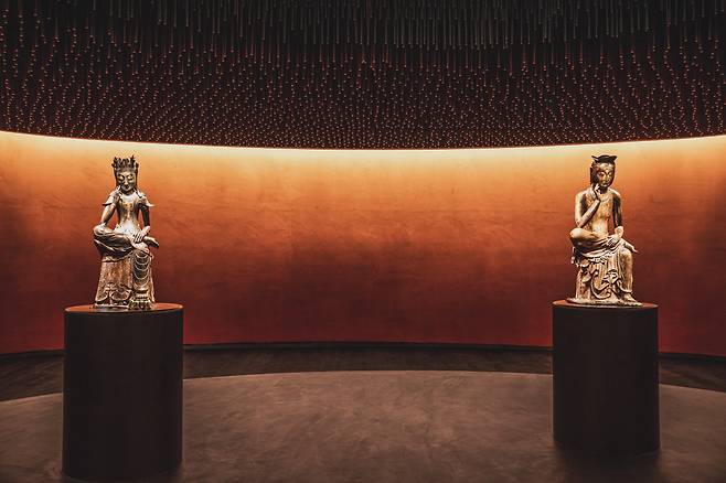 Two Pensive Bodhisattvas, which are designated National Treasures No. 78 (right) and No. 83, are on display in the permanent exhibition hall of the National Museum of Korea (ONE O ONE architects)