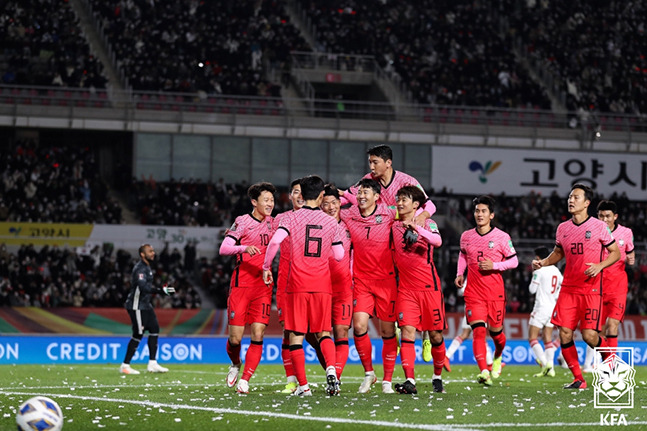 대한민국 축구대표팀 선수들이 11일 고양종합운동장에서 열린 아랍에미리트(UAE)전에서 황희찬의 페널티킥 선제골이 터진 뒤 기뻐하고 있다. /사진=대한축구협회