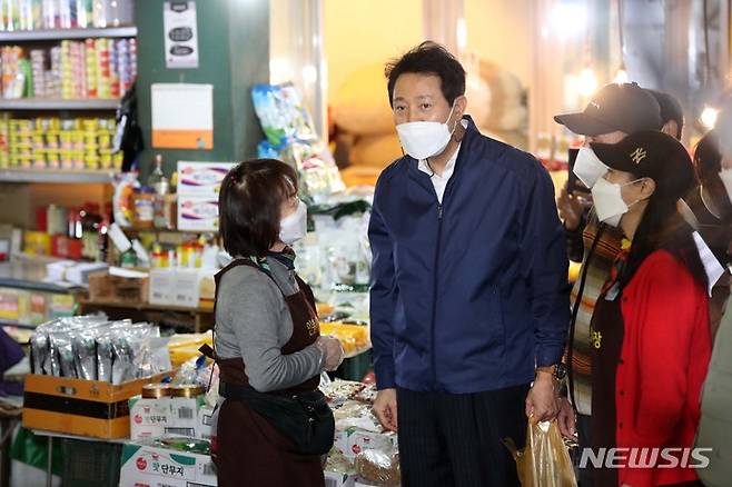 [서울=뉴시스] 서울시가 오세훈표 신 복지정책실험인 '서울시 안심소득'에 대해 정부승인과 사업모델 설계를 마치고 내년부터 5년간의 시범사업을 시작한다고 11일 밝혔다. (사진=뉴시스DB) photo@newsis.com