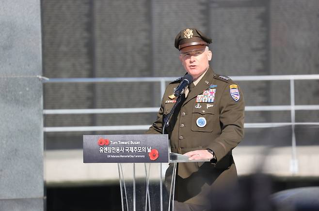 11일 부산유엔기념공원에서 열린 턴투워드부산 유엔참전용사 국제추모식에서 폴 라캐머라 유엔군사령관이 헌정스피치를 하고 있다. 2021.11.11. (사진=국가보훈처 제공)  *재판매 및 DB 금지