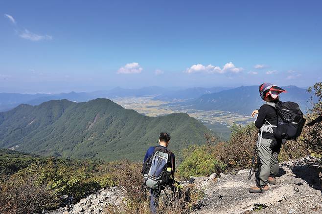 오도산 전망데크에 서면 가조 들판을 감싸고 있는 거창의 명산들이 파노라마를 연출한다. 멀리 지리산에서 덕유산으로 이어지는 백두대간의 마루금도 희미하다.