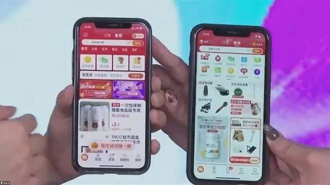 알리바바가 올해 새로 출시한 노인용 휴대전화 구매 앱(왼쪽). 일반 앱보다 글씨체가 크고 음성 구매 도우미 기능 등이 추가됐다.