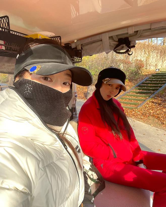 Oh Yoon-ah posted a picture on his instagram on the 10th with an article entitled # Autumn Autumn.Oh Yoon-ah in the public photo poses at Golf course with his best friend Actor Uhm Ji-won.In particular, Oh Yoon-ah boasted an extraordinary fashion sense, digesting an intense all-RED look, and the warm current situation of the two people attracted the attention of viewers.Meanwhile, Oh Yoon-ah is raising a son alone after her divorce from her husband in 2015, returning to the screen with the latest film How: Relax.JTBC is cast in the new drama Flying Butterfly and continues to be active.Photo: Oh Yoon-ah Instagram