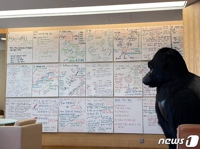 박용만 회장이 22년간 사용해 온 두산타워 33층 집무실에 걸려 있는 박 회장의 메모.<출처=박용만 페이스북>© 뉴스1