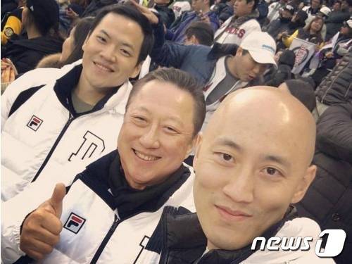 박용만 두산경영연구원 회장(가운데)과 박서원 오리콤 부사장(우측), 박재원 두산중공업 상무 등 삼부자가 2015년 한국시리즈가 열린 잠실야구장에서 셀프로 촬영한 사진. 이번에 삼부자 모두 두산에서 모든 직에서 물러나 독립한다.<출처 = 박서원 인스타그램>. © 뉴스1