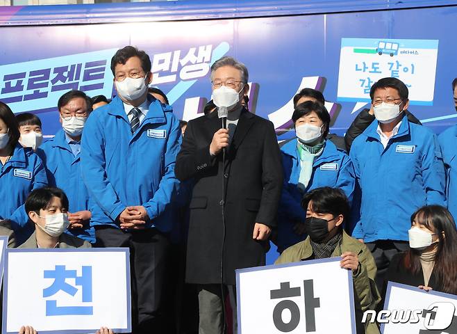 이재명 더불어민주당 대선후보가 12일 서울 여의도 국회에서 매타버스(매주 타는 민생버스)를 출발하기에 앞서 발언을 하고 있다. 2021.11.12/뉴스1 © News1 구윤성 기자