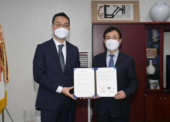 (왼쪽부터)이성민 켄싱턴리조트 지리산남원 총지배인, 이환주 남원시장이 '사회공헌 업무협약'을 맺고 있다.