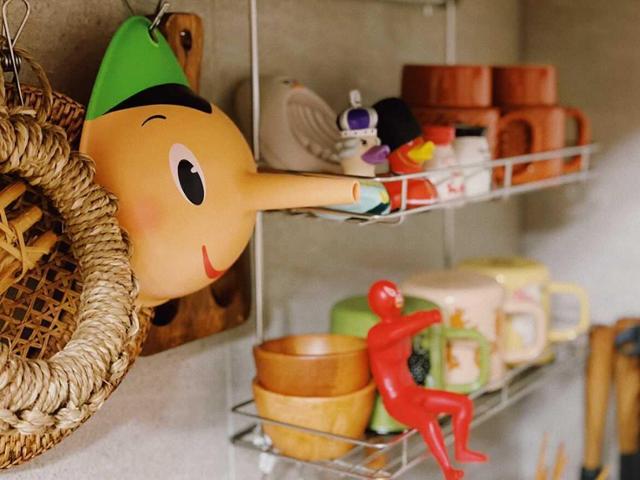 유진희씨 집 부엌에 놓인 피노키오 깔대기와 일본 여행 때 구입한 사람 모양의 병따개. 거의 안 쓰지만 볼 때마다 기분이 좋아지는 꼭 필요한 물건이다. 유진희씨 제공