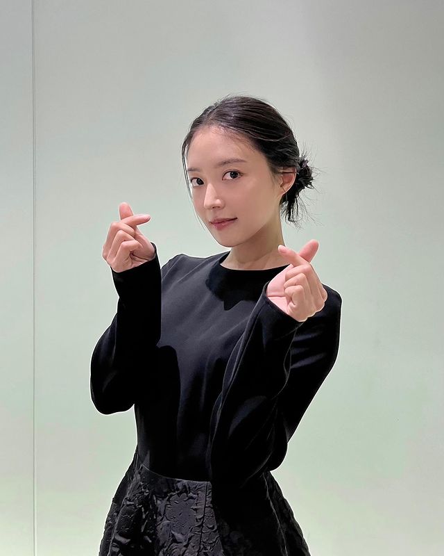 Actor Lee Se-young thanked his fansOn Wednesday, Lee Se-young wrote on her personal Instagram account, Thank you for your support, I will work harder thinking about you who are not spared my affection.(Letter of apology ver.) Have a good night and posted several photos.Lee Se-young, wearing a black blouse in the public photo, is drawing a hand heart toward the camera.In another photo, Lee Se-young thanked fans for drawing hearts with both arms in front of a rice donation banner sent in his name.The fans who saw this responded such as I will use my room today and It is so beautiful.iMBC  Photo Source Lee Se-young Instagram