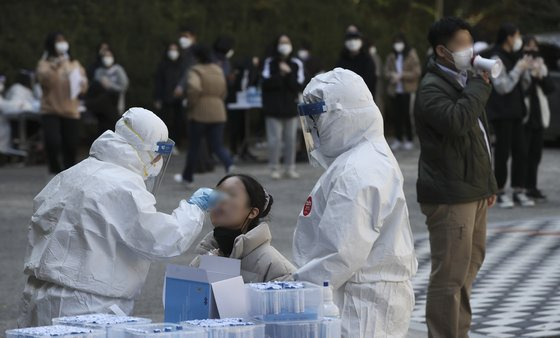 11일 울산 남구 한 고등학교에 마련된 신종 코로나바이러스 감염증(코로나19) 임시 선별진료소에서 학생 507명과 교직원 82명에 대해 전수검사가 이뤄지고 있다. 뉴스1