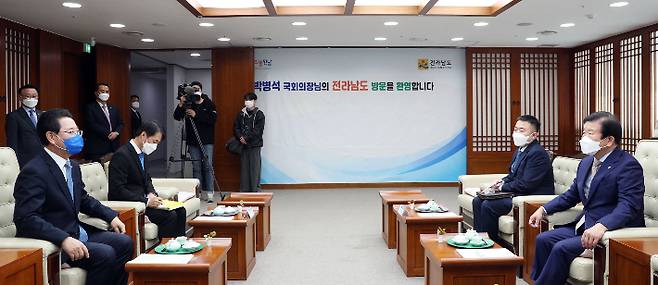 김영록 전남지사가 12일 도청을 방문한 박병석 국회의장과 환담을 하고 있다. 왼쪽부터 김영록 전남지사 박병석 국회의장. 전라남도 제공