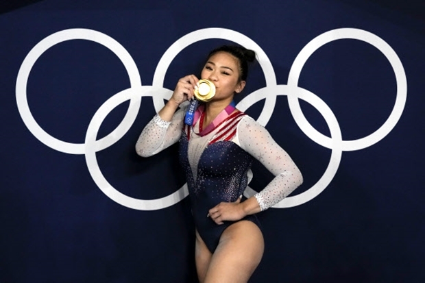 중국계 소수민족 몽족의 후예인 수니사 리(18, 미국)가 지난 7월 29일 처음 출전한 2020 도쿄올림픽 체조 여자 개인종합 금메달을 딴 뒤 메달에 입을 맞추고 있다.도쿄 AP 연합뉴스
