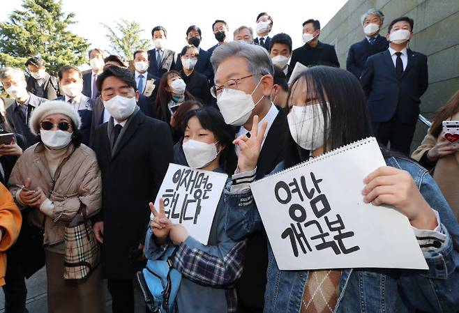 더불어민주당 이재명 대선후보가 13일 부산시 남구 유엔 기념공원에서 지지자들과 기념촬영을 하고 있다(사진=연합뉴스)