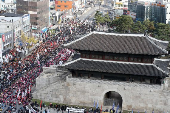 전국민주노동조합총연맹(민주노총)이 13일 오후 서울 동대문 사거리에서 전국노동자대회를 개최했다. 경찰은 이날 집회를 강행한 주최자와 주요 참가자에 대한 수사를 착수했다. /사진=뉴시스