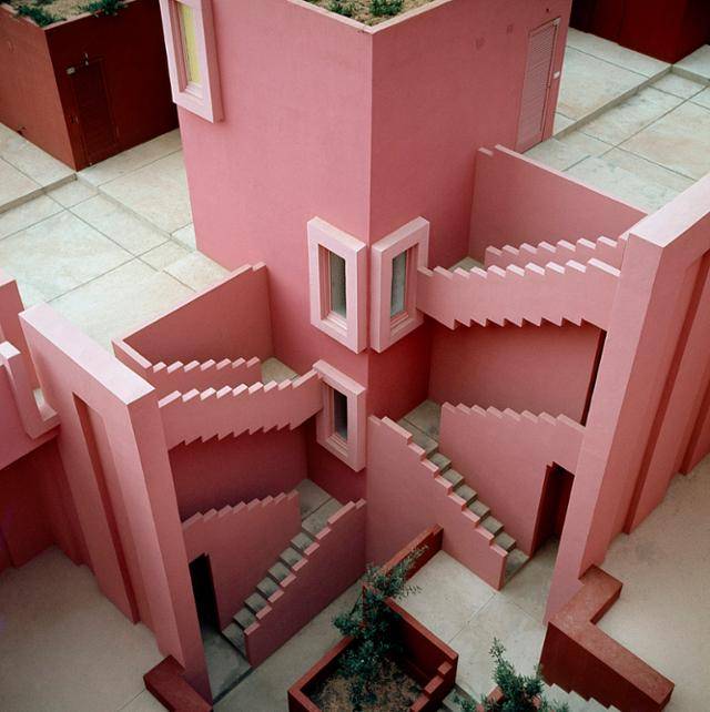 '라 무라야 로하'의 미로 같은 계단실은 각 가구들의 사생활을 보호하기 위해 동선이 서로 겹치지 않게 해준다. RBTA 홈페이지 캡처