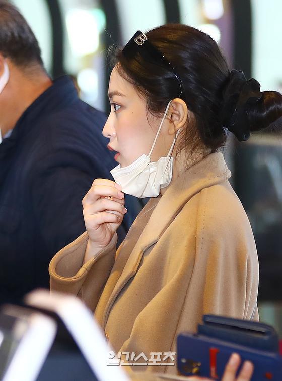 Yeri of the group Red Velvet departs for Jeju Island via domestic flights at Gimpo Airport to attend Burberry events in Jeju Island on the morning of the 13th.