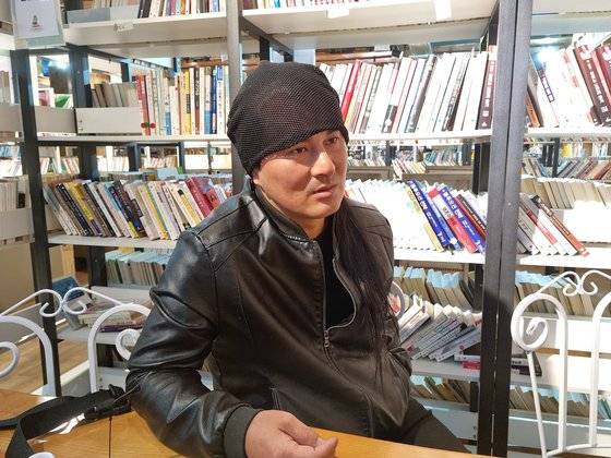 그래피티 작가 닌볼트가 12일 ‘쥴리 벽화’로 논란이 됐던 서울 종로구 관철동 홍길동 중고서점에서 중앙일보와 인터뷰하고 있다. 김지혜 기자