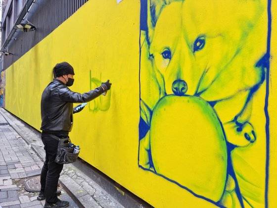 닌볼트 그래피티 작가가 12일 ‘쥴리 벽화’로 논란이 됐던 서울 종로구 관철동 건물 외벽에 작업을 하고 있다. 김지혜 기자