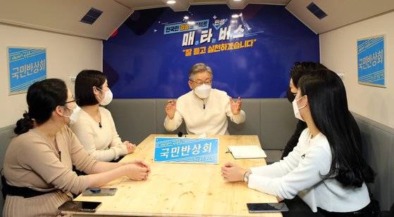 더불어민주당 이재명 대선후보가 부산·울산·경남 지역 방문 이틀째인 13일 부산시 영도구 부산항에서 부산 청년들과 함께 스튜디오와 좌석이 마련된 매타버스에서 대화를 하고 있다. 연합뉴스