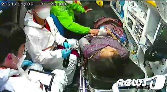 (서울=뉴스1) = 이재명 더불어민주당 후보 측이 부인 김혜경씨의 낙상 사고 당일(지난 9일) 김씨가 후송되는 모습이 담긴 CCTV를 12일 공개했다. 이 후보가 김씨의 손을 잡고 있다. (이해식 민주당 의원 페이스북) 2021.11.12/뉴스1