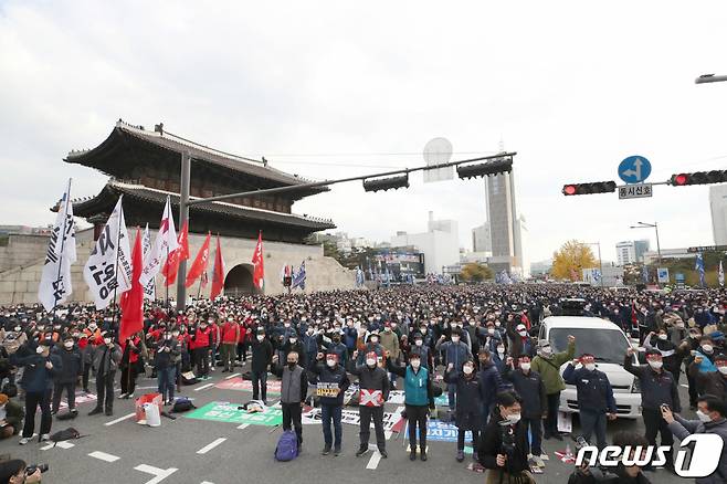 전국민주노동조합총연맹(민주노총) 조합원들이 13일 오후 서울 종로구 율곡로 지하철 4호선 동대문역 사거리에서 열린 '전태일 열사 정신계승 전국노동자대회'에서 구호를 외치고 있다. /사진제공=뉴스1