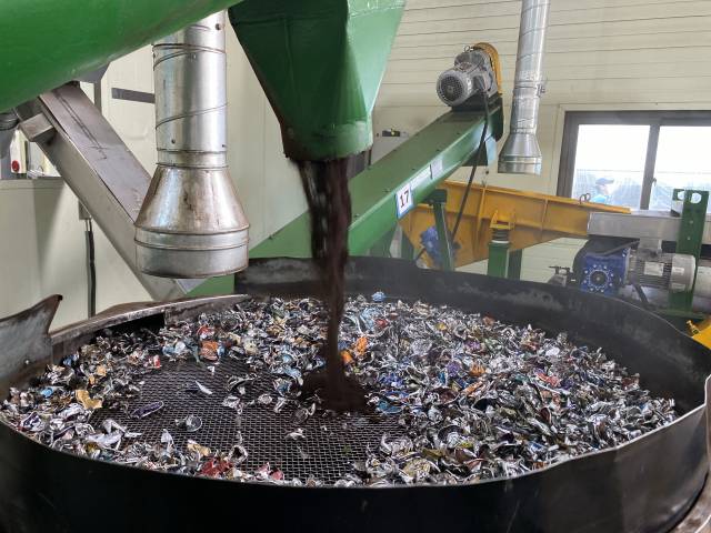 총 3개의 망을 거쳐 캡슐과 커피가루가 분리돼요.