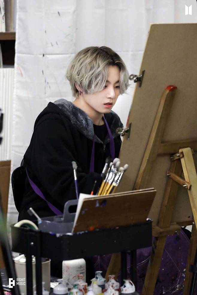 황금막내 황금손 재능..방탄소년단 정국, 개성 넘치는 추상화