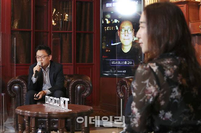 KT AI 로봇사업단 이상호(왼쪽) 단장이 KT 서비스로봇 사업 비전을 발표하는 모습을 KT AIXL연구소 배순민(오른쪽) 소장과 미국 UCLA 데니스 홍(뒤편 화면) 교수가 지켜보고 있다. KT 제공