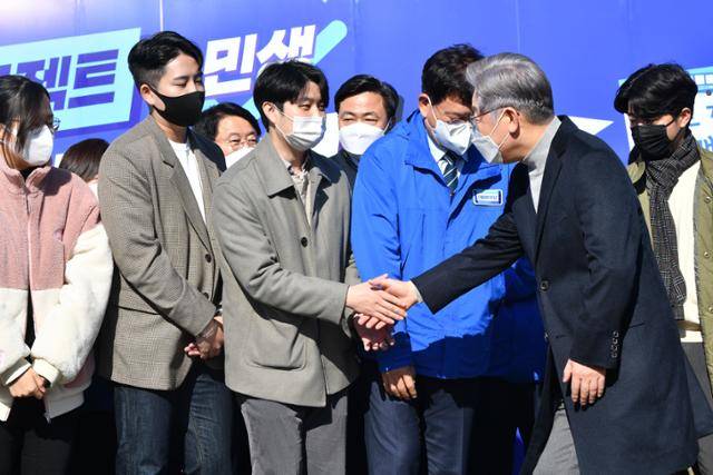 이재명(오른쪽 두 번째) 더불어민주당 대선 후보가 12일 오전 서울 여의도 국회에서 열린 매타버스(매주 타는 민생버스) 출발 국민보고회에서 청년 지지자들과 인사하고 있다. 연합뉴스