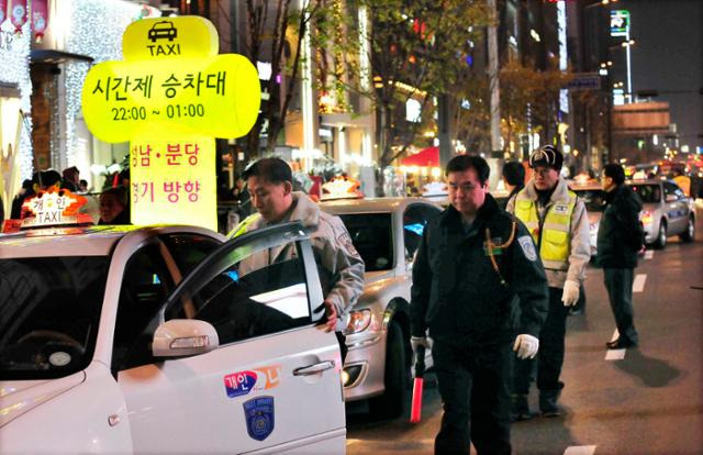 2018년 12월 서울시가 심야 귀가 시민의 택시 승차를 돕기 위해 강남역에서 빈 택시를 시간제 승차대로 안내하고 있다. 류효진 기자