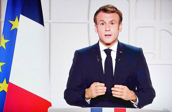 지난 9일(현지시간) 코로나19 대유행 이후 아홉번째 대국민 담화에서 탄소중립을 달성하기 위해 신규 원자로 건설을 재개한다고 밝히는 에마뉘엘 마크롱 프랑스 대통령. [AFP=연합뉴스]