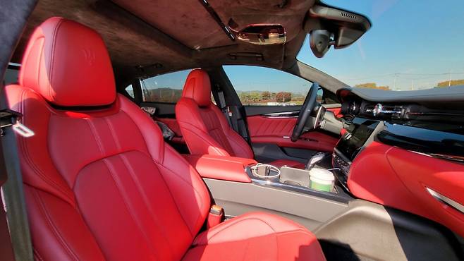 마세라티 콰트로포르테 S Q4 그란스포트 내부/사진=이강준 기자