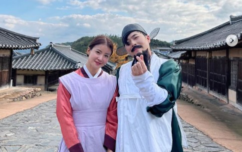 Actor Lee Si-young drew attention by releasing a shot of ad shooting site certification with Comedian Kim Hae-joon (The Best Standard).Lee Si-young posted several photos on his 14th day with his article The Best Standard and the most fun and happy advertising shoot.The photos posted together show the comical development of two people posing in the Joseon Dynasty costume like the main character in the historical drama.Lee Si-youngs authentic shots of a beautiful hanbok and a laughing scene atmosphere showed fans responding that every expression is cute, please, and I will see the advertisement.Meanwhile, Lee Si-young married her husband, a restaurant businessman, in 2017, and has one man in her life, and will meet with viewers in a remake drama of CBS mentalist in the US.