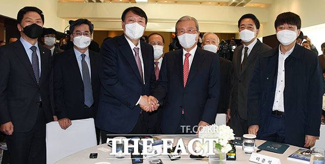 윤석열 국민의힘 대선 후보(왼쪽 세 번째)가 15일 오전 서울 용산구 그랜드 하얏트 서울 호텔에서 열린 만화로 읽는 오늘의 인물이야기'비상대책위원장-김종인' 출판기념회에 참석 김종인 전 비대위원장과 악수하고 있다. 왼족 앞줄 부터 김기현 국민의힘 원내대표, 김동연 전 부총리, 윤 후보, 김종인 전 비대위원장, 금태섭 전 의원, 이준석 국민의힘 대표. /국회사진취재단