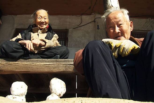 다큐 영화 '나부야 나부야'의 주인공 김순규 할머니(왼쪽)와 이종수 할아버지, 그리고 이종수 할아버지가 부부의 모습을 본따 만든 눈사람. /넷플릭스