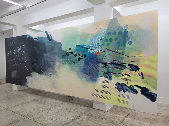 김령문 작가의 개인전 ‘템포 루바토’에 나온 가로 길이 6m의 대작 <무제>. 즉흥적으로 포착한 작가 의식 내면의 감성적 이미지들을 칠판과 나무 패널에 분필과 아크릴 물감, 연필 등을 써서 자유분방하게 표현했다.