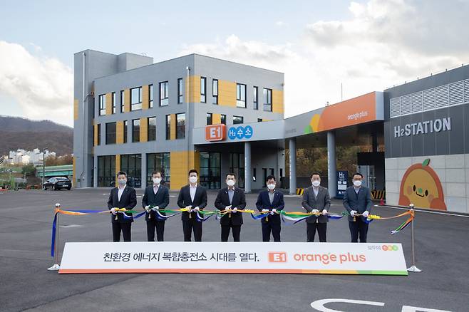 [서울=뉴시스] 지난 11일 경기도 성남시 소재 성남에너지 복합충전소에서 진행된 E1 Orange Plus 브랜드 런칭 행사에서 참석자들이 테이프 커팅을 하고 있다. (왼쪽 세번째부터 E1 구동휘 운영담당 대표이사 전무, E1 구자용 사업담당 대표이사 회장, 성남에너지 허석규 대표) (사진=E1 제공) *재판매 및 DB 금지