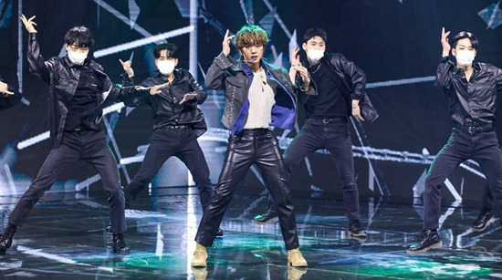 Park Jihoon held THE CON 2021: Theresa May () of Park Jihoon through U + Idol Live on the afternoon of the 14th and met with former World MAY (Theresa May, fandom name) on Online.Park Jihoon opened the colorful opening of Online Concert with Gallery.The rhythmic sound of the high performance harmonized with the fantastic stage was completed.Park Jihoon introduced the Theresa May exclusive seat in front of the stage to fans and said that he prepared this performance to create a special Theresa May () to remember 2021.Park Jihoon, who made his second stage with CHEESE (Cheese), melted the heart of Theresa May with his soft vocals like cheese.Soon after, Hit It Off showed the essence of Homme Fattal and showed a hip presence, which attracted the hot response of former World fans.Park Jihoon, who filled the audio with sweet aroma through the fourth stage Strawberry, immediately shot the fans tastes again, offering a sophisticated yet deep charm to the Rolling stage using a standing microphone.In addition, it shows various aspects that cross dream, sexy, refreshing and faint with GOTCHA and Whistle stage, and shows L.O.V.E, 360, Wing (wing), Serious (syrias) stage in succession, and shows infinite concept digestion and mature artist aspect It was revealed and impressed by the fans.Park Jihoon was the first to unveil the All Yours and I Wonder stages, which made fans enthusiastic.He also expressed his gratitude by revealing his extraordinary fan love to the end with the stage of Mayday (Theresa May Day).On this day, Concert filled a total of 90 minutes with a video of Ji Hoon City (), which captures all of Park Jihoons time.From the morning of enjoying the romance of the drive, the conversation of various topics such as the pleasant afternoon routine with the dog Max, the taste and emotion of Park Jihoon, the current situation, the episode, and the routine of everyday life were drawn and the fans were excited.Photo- Maru Planning