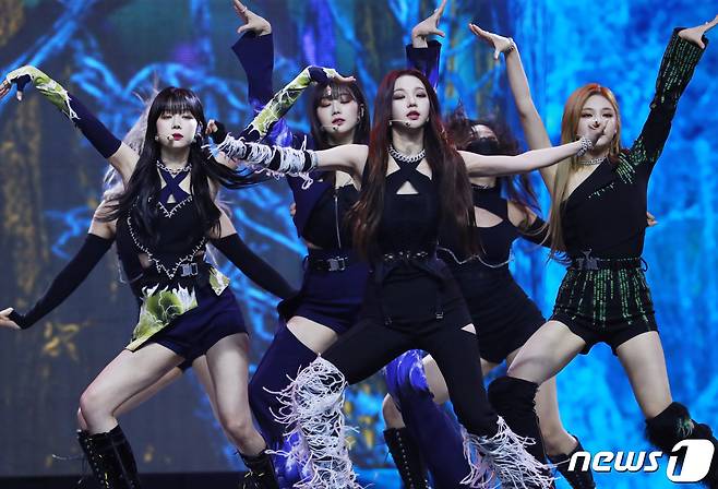 에스파(aespa) 카리나(가운데)가 14일 경기도 고양시 킨텍스에서 열린 ‘2021 월드 케이팝 콘서트(한국문화축제)’에 출연해 급이 다른 공연을 선보이고 있다. © News1 권현진 기자