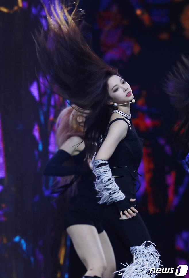 에스파(aespa) 카리나가 14일 경기도 고양시 킨텍스에서 열린 ‘2021 월드 케이팝 콘서트(한국문화축제)’에 출연해 매력적인 무대를 선보이고 있다. © News1 권현진 기자