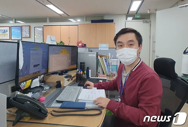 수질관리기술사 시험에 합격한 임남수 주무관이 업무를 보고 있는 모습.(용인시 제공) © News1
