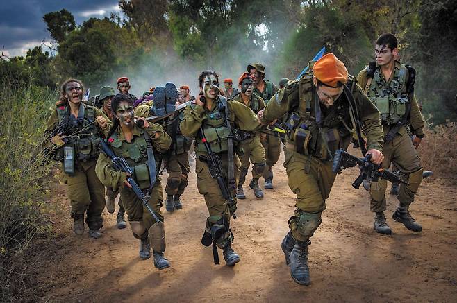 이스라엘군은 ‘시모네 메타임’ ‘탈피오트’ 같은 엘리트 부대를 통해 고등학교를 졸업하고 입대한 학생들을 최정예 요원으로 길러내고 있다. 군대에서 수년간 창의력과 유연성, 문제 해결력을 키운 이들은 실전에서 신속하게 문제점을 파악하고 최선의 해결 방안을 찾아낸다. 또 제대 후에도 끊임없이 신기술을 개발하며 이스라엘 벤처 산업을 이끈다. 군대가 ‘창업 인큐베이터’ 역할까지 하는 셈이다. 사진은 이스라엘 군인들이 전투 훈련을 하는 모습. /이스라엘방위군(IDF) 홈페이지