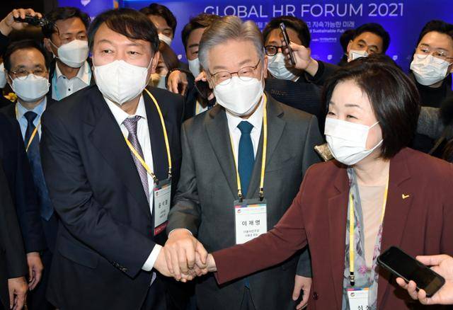 심상정(오른쪽) 정의당 대선후보가 10일 한경 글로벌인재포럼 행사에 참석해 이재명(가운데) 더불어민주당 대선후보, 윤석열 국민의힘 대선후보와 인사하고 있다. 국회사진기자단